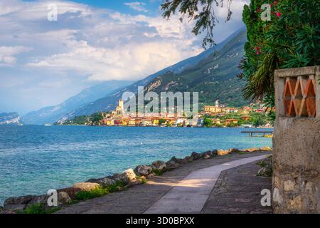 Malerischer Blick vom See aus auf das Dorf Malcesine und das Schloss Scaliger am Gardasee, Berge im Hintergrund, Region Venetien, Italien Stockfoto