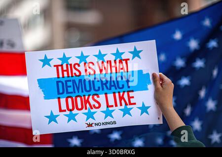 Demonstranten, die am Protestmarsch „No Kings“ teilnehmen, Times Square, Manhattan, New York City, New York, USA, 1. Oktober 2025 Stockfoto