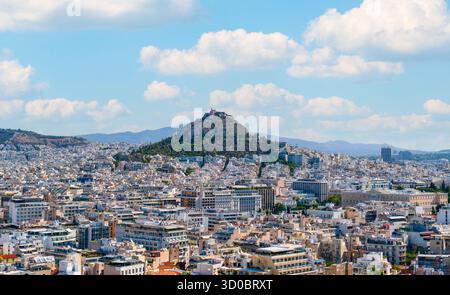 Athen, Griechenland - 24. August 2025: Panoramablick auf Athen, Griechenland, mit dem Berg Lycabettus im Hintergrund Stockfoto