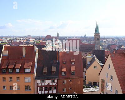 Malerischer Panoramablick auf die Altstadt von Nürnberg, Deutschland, mit traditionellen roten Ziegeldächern und historischen Kirchtürmen unter blauem Himmel auf einer sonnigen Sonne Stockfoto