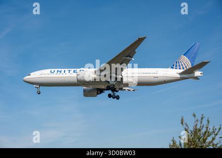 HEATHROW, LONDON, UK, 29. SEPTEMBER 2025: Boeing 777 der United Airlines im Anflug zum Flughafen Heathrow Stockfoto