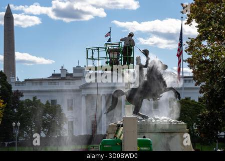 Mit dem Weißen Haus und dem Washington Monument im Hintergrund reinigt ein Arbeiter am Mittwoch, den 22. Oktober 2025, die Statue von Andrew Jackson und seinem Pferd auf dem Lafayette Square in Washington, DC, mit einem Druckschlauch. Der Pferdesport wurde von Clark Mills und 1853 dem siebten Präsidenten der Vereinigten Staaten gewidmet. Foto: Pat Benic/UPI Credit: UPI/Alamy Live News Stockfoto