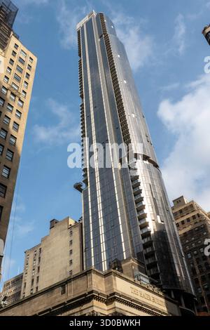 Das Casoni ist ein luxuriöses Wohnhaus und Miethochhaus, das an der Sixth Avenue in der W. 37th St., 2025, New York City, USA, errichtet wurde Stockfoto