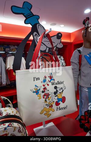 Disney-Merchandise zur Unterstützung der Macy's Thanksgiving Day Parade, 2025, New York City, USA Stockfoto