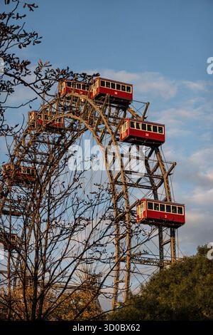 Aus nächster Nähe das Wiener Riesenrad zwischen herbstlichen Ästen Stockfoto