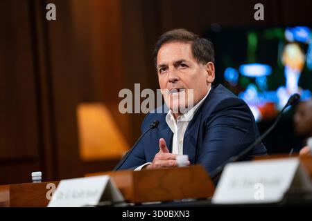 Washington, Usa. Oktober 2025. Mark Cuban, Mitbegründer von Cost Plus Drugs, spricht am Mittwoch, den 22. Oktober 2025, während einer Anhörung des Senats zur Modernisierung der Gesundheitsversorgung im US-Kapitol in Washington, DC. Foto: Bonnie Cash/UPI Credit: UPI/Alamy Live News Stockfoto