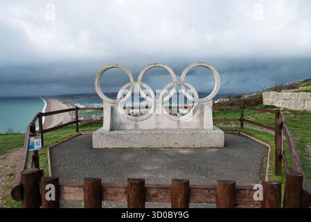 Olympia-Ringe-Denkmal mit Blick auf Weymouth und Portland, Dorset, Großbritannien. Stockfoto