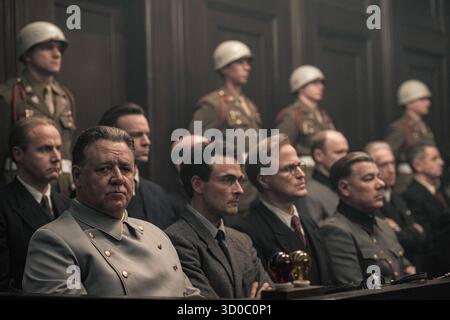 ERSCHEINUNGSDATUM: 7. November 2025 TITEL: Nürnberg STUDIO: Sony Pictures Classics REGISSEUR: James Vanderbilt PLOT: Ein Psychiater aus dem Zweiten Weltkrieg bewertet Nazi-Führer vor den Nürnberger Prozessen und wird zunehmend besessen vom Verständnis des Bösen, während er eine beunruhigende Verbindung zu Hermann Goring bildet. HAUPTROLLE: RUSSELL CROWE UND ANDREAS PIETSCHMANN NUR REDAKTIONELLE VERWENDUNG! Nicht für kommerzielle ZWECKE! Stockfoto