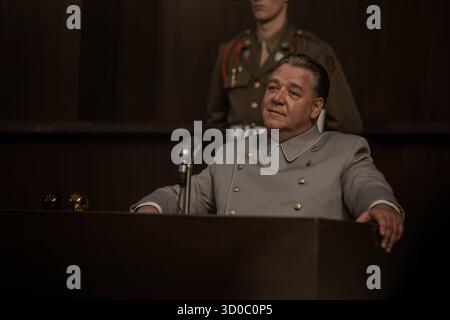 ERSCHEINUNGSDATUM: 7. November 2025 TITEL: Nürnberg STUDIO: Sony Pictures Classics REGISSEUR: James Vanderbilt PLOT: Ein Psychiater aus dem Zweiten Weltkrieg bewertet Nazi-Führer vor den Nürnberger Prozessen und wird zunehmend besessen vom Verständnis des Bösen, während er eine beunruhigende Verbindung zu Hermann Goring bildet. HAUPTROLLE: NUR REDAKTIONELLE VERWENDUNG VON RUSSELL CROWE! Nicht für kommerzielle ZWECKE! Stockfoto