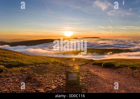 Atemberaubende Temperaturumkehr mit einem Wolkenmeer bei Sonnenuntergang in Brecon Beacons, Wales. Stockfoto