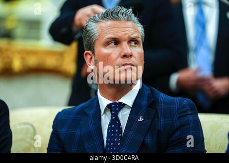 Washington, Usa. Oktober 2025. Verteidigungsminister Pete Hegseth sieht zu, wie sich Präsident Donald Trump am Mittwoch, den 22. Oktober 2025, im Oval Office des Weißen Hauses in Washington, DC, mit dem NATO-Generalsekretär Mark Rutte trifft. Die Staats- und Regierungschefs treffen sich, um die weitere Unterstützung für die Ukraine zu erörtern. Foto: Aaron Schwartz/UPI Credit: UPI/Alamy Live News Stockfoto
