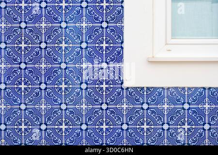Detaillierte Nahaufnahme traditioneller portugiesischer Azulejo-Fliesen mit einem komplizierten geometrischen Muster in Blau und weiß, die Textur wird von einem sauberen Rahmen eingerahmt Stockfoto