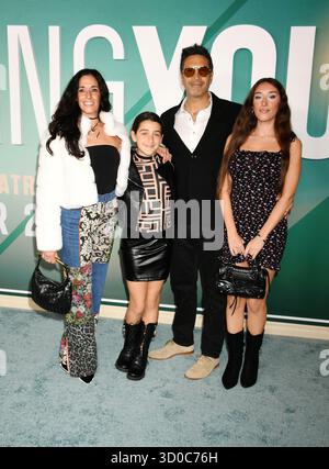 LOS ANGELES, KALIFORNIEN - 20. OKTOBER: Warren Goz (2. Aus R) und Familie bei der Los Angeles Premiere von Paramount Pictures 'Regretting You' in Paramou Stockfoto