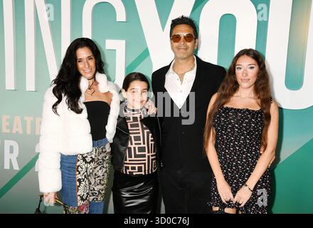 LOS ANGELES, KALIFORNIEN - 20. OKTOBER: Warren Goz (2. Aus R) und Familie bei der Los Angeles Premiere von Paramount Pictures 'Regretting You' in Paramou Stockfoto