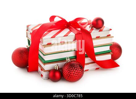 Bücher mit Weihnachtskugeln auf weißem Hintergrund Stockfoto