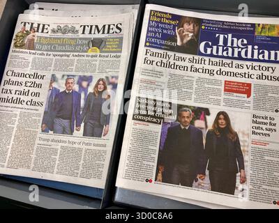 Titelbild der britischen Zeitungen berichten, dass der ehemalige französische Präsident Nicolas Sarkozy fünf Jahre Gefängnis wegen krimineller Verschwörung begonnen hat Stockfoto