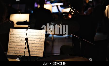 Orchesterbühne mit Notenblättern und Zimbeln Stockfoto