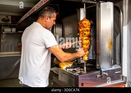 Ein Mann, der Einen Döner Kebab im Café in der Altstadt von Marmaris, Provinz Mugla, Türkei macht. Stockfoto