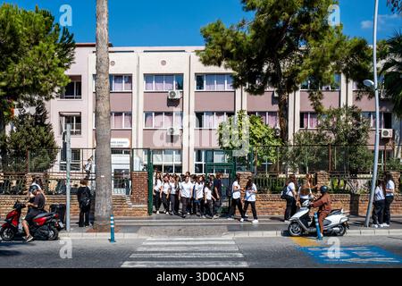 Schüler, Die Die High School Am Ende Des Tages Verlassen, Marmaris, Provinz Mugla, Türkei. Stockfoto