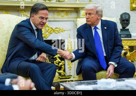 Washington, Usa. Oktober 2025. US-Präsident Donald J Trump trifft sich am Mittwoch, den 22. Oktober in Washington, DC, USA, mit Mark Rutte, Generalsekretär der Nordatlantikvertrags-Organisation (NATO). 2025. Vermerk: Aaron Schwartz/Pool über CNP Vermerk: Abaca Press/Alamy Live News Stockfoto