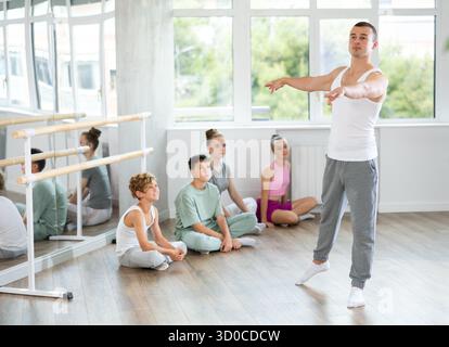 Tänzer, der vor der Klasse Pirouette spielt Stockfoto