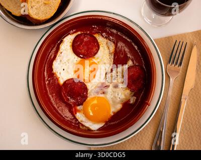 Leckere Eier und Chorizo-Würstchen mit Tomatenpaste. Spanische gastronomische Traditionen Stockfoto