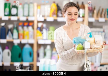 Junge Käuferin wählt Kosmetik-Geschenkset Stockfoto