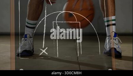 Beine eines Athleten, der auf dem Platz orangefarbenen Basketball dribbelt, mit gestreiften Socken, blauen Schuhen, Kreidediagramm Stockfoto