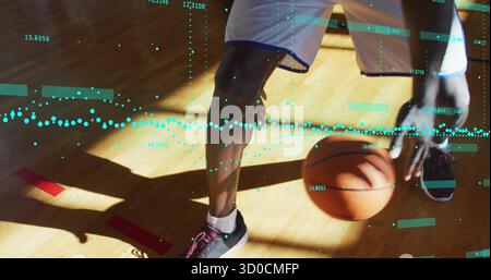 Die Beine des Dribbelsportlers in weißen Shorts, die Basketball auf dem Fitnessplatz mit Daten-Overlay leiten Stockfoto