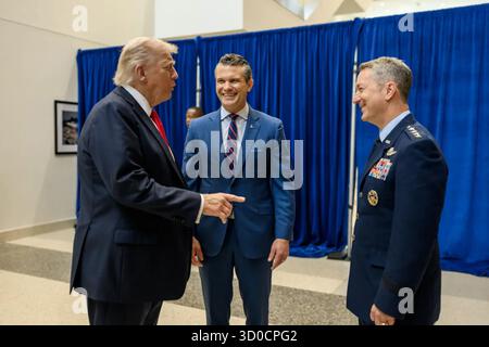 Präsident Donald Trump trifft sich am 30. September 2025 mit Verteidigungsminister Pete Hegseth und einem hochrangigen Militäroffizier auf der Marine Corps Base Quantico, Virginia. Bild mit freundlicher Genehmigung des Weißen Hauses. Stockfoto