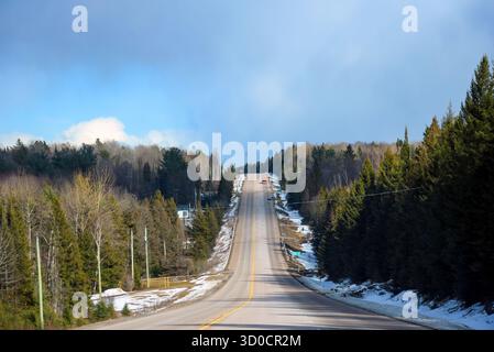 Blick auf eine Autobahn, die einen Hügel in Ontario Kanada hinaufführt Stockfoto