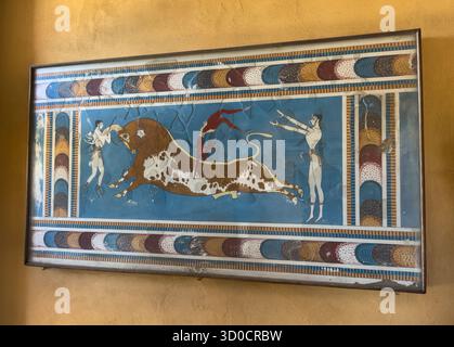 Stiersprungendes Fresko von Knossos, eine archäologische Stätte aus der Bronzezeit mit dem 1900 v. Chr. errichteten Minos-Palast auf Kreta, Griechenland Stockfoto
