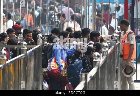 NEW DELHI, INDIEN - 22. OKTOBER: Ein Blick auf das Personal der Railway Protection Force RPF, das am 22. Oktober 2025 in New Delhi, Indien, am Bahnhof von New Delhi, in einem Zug mit Bihar zu besteigen versuchte, während der Hektik des Chhath Puja Festivals. Am 22. Oktober 2025 in Neu-Delhi, Indien. Während der Reiseverkehr von Chhath Puja zunimmt, hat die Indian Railways Kriegsräume und zusätzliches Personal auf wichtigen Bahnhöfen, einschließlich Neu-Delhi und Ambala Cantt, eingesetzt. Mehr als 10 Millionen Fahrgäste sind in dieser Festsaison bereits in 12.000 Sonderzügen gefahren, mit weiteren 150 Bahnhöfen Stockfoto