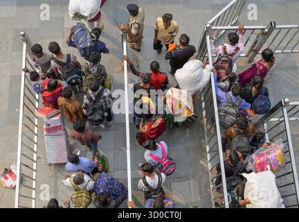NEW DELHI, INDIEN - 22. OKTOBER: Ein Blick auf das Personal der Railway Protection Force RPF, das am 22. Oktober 2025 in New Delhi, Indien, am Bahnhof von New Delhi, in einem Zug mit Bihar zu besteigen versuchte, während der Hektik des Chhath Puja Festivals. Am 22. Oktober 2025 in Neu-Delhi, Indien. Während der Reiseverkehr von Chhath Puja zunimmt, hat die Indian Railways Kriegsräume und zusätzliches Personal auf wichtigen Bahnhöfen, einschließlich Neu-Delhi und Ambala Cantt, eingesetzt. Mehr als 10 Millionen Fahrgäste sind in dieser Festsaison bereits in 12.000 Sonderzügen gefahren, mit weiteren 150 Bahnhöfen Stockfoto