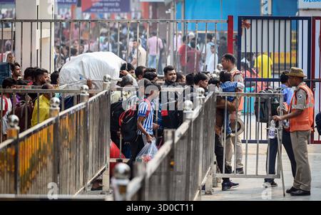 NEW DELHI, INDIEN - 22. OKTOBER: Ein Blick auf das Personal der Railway Protection Force RPF, das am 22. Oktober 2025 in New Delhi, Indien, am Bahnhof von New Delhi, in einem Zug mit Bihar zu besteigen versuchte, während der Hektik des Chhath Puja Festivals. Am 22. Oktober 2025 in Neu-Delhi, Indien. Während der Reiseverkehr von Chhath Puja zunimmt, hat die Indian Railways Kriegsräume und zusätzliches Personal auf wichtigen Bahnhöfen, einschließlich Neu-Delhi und Ambala Cantt, eingesetzt. Mehr als 10 Millionen Fahrgäste sind in dieser Festsaison bereits in 12.000 Sonderzügen gefahren, mit weiteren 150 Bahnhöfen Stockfoto