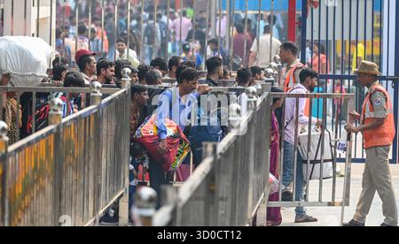 NEW DELHI, INDIEN - 22. OKTOBER: Ein Blick auf das Personal der Railway Protection Force RPF, das am 22. Oktober 2025 in New Delhi, Indien, am Bahnhof von New Delhi, in einem Zug mit Bihar zu besteigen versuchte, während der Hektik des Chhath Puja Festivals. Am 22. Oktober 2025 in Neu-Delhi, Indien. Während der Reiseverkehr von Chhath Puja zunimmt, hat die Indian Railways Kriegsräume und zusätzliches Personal auf wichtigen Bahnhöfen, einschließlich Neu-Delhi und Ambala Cantt, eingesetzt. Mehr als 10 Millionen Fahrgäste sind in dieser Festsaison bereits in 12.000 Sonderzügen gefahren, mit weiteren 150 Bahnhöfen Stockfoto