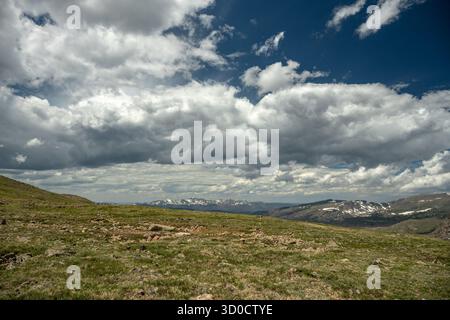 Blick Auf Die Ferne Vom Crest Of The Saddle Im Rocky Mountain National Park Stockfoto