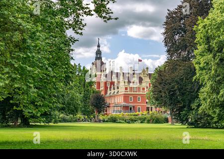Schloss Muskau im UNESCO-Weltkulturerbe Muskau Park oder Park Mużakowski in Bad Muskau, Oberlausitz, Sachsen, Deutschland Stockfoto