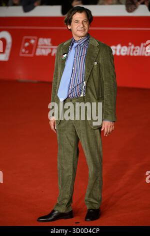 Rom, Italien. Oktober 2025. Giampiero Judica besucht den roten Teppich „Mrs Playmen“ während des 20. Rom Film Festivals im Auditorium Parco della Musica in Rom (Italien), 22. Oktober 2025. Quelle: Insidefoto/Alamy Live News Stockfoto