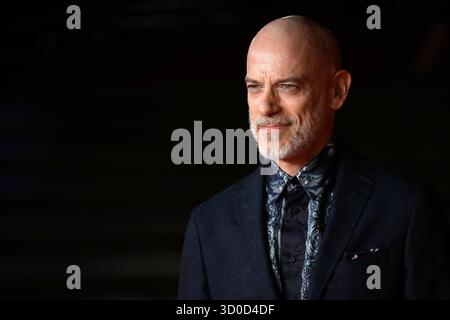 Rom, Italien. Oktober 2025. Filippo Nigro besucht den roten Teppich „Mrs Playmen“ während des 20. Rom Film Festivals im Auditorium Parco della Musica in Rom (Italien), 22. Oktober 2025. Quelle: Insidefoto/Alamy Live News Stockfoto