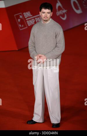Rom, Italien. Oktober 2025. ASA Butterfield besucht den roten Teppich „Our Hero, Balthazar“ während des 20. Rom Film Festivals im Auditorium Parco della Musica in Rom (Italien), 22. Oktober 2025. Quelle: Insidefoto/Alamy Live News Stockfoto