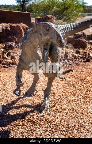 Eine lebensgroße Bronzestatue des Australovenators („Banjo“) steht am Eingang des Empfangszentrums Age of Dinosaurs in Winton, Queensland Stockfoto