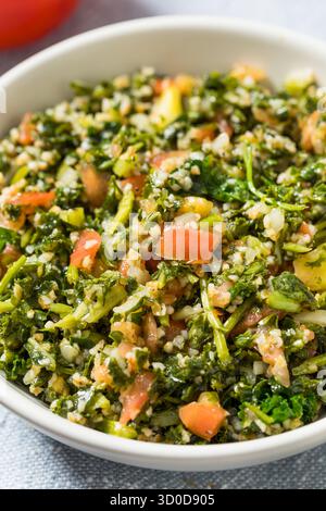 Gesunder hausgemachter Tabbouleh-Salat mit Petersilie und Tomaten Stockfoto