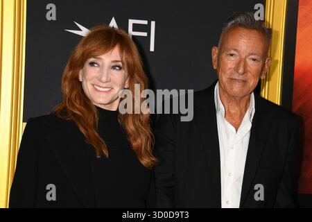 Hollywood, Kalifornien, USA. Oktober 2025. Bruce Springsteen und Patti Scialfa bei der Galapremiere des AFI fest 2025 von Springsteen: Deliver Me from Nowhere im TCL Chinese Theatre am 22. Oktober 2025 in Hollywood, Kalifornien Credit: Jeffrey Mayer/Media Punch/Alamy Live News Stockfoto