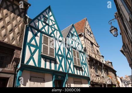 Schöne Fachwerkhäuser in Bourbonnoux Street, Bourges, Cher Department, Berry Province, Region Centre, Frankreich, Europa Stockfoto