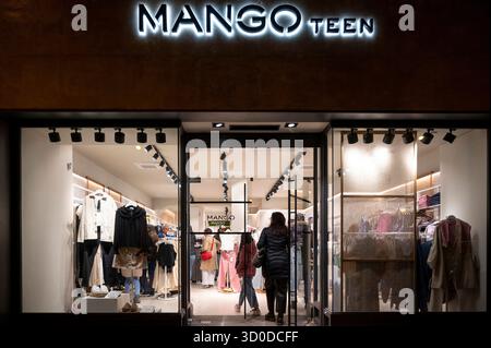 Madrid, Spanien. Oktober 2025. Käufer werden im spanischen multinationalen Bekleidungsgeschäft Mango in Spanien gesehen. Credit: SOPA Images Limited/Alamy Live News Stockfoto