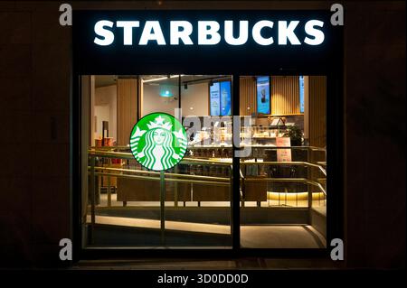 Madrid, Spanien. Oktober 2025. Amerikanische multinationale Kette, Starbucks Coffee, Geschäft in Spanien. (Foto: Xavi Lopez/SOPA Images/SIPA USA) Credit: SIPA USA/Alamy Live News Stockfoto
