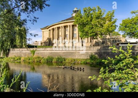 Regentenbau mit der Fränkischen Saale im Landeskurort Bad Kissingen, Niederfranken, Bayern Stockfoto