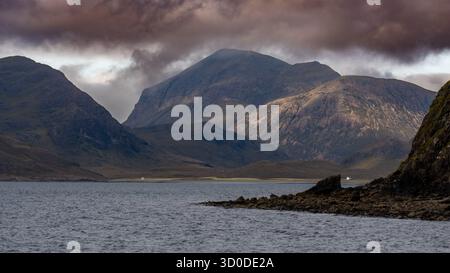 Blick über Loch Scavaig in Richtung der Cuillin Mountains bei Elgol auf der Isle of Skye Stockfoto