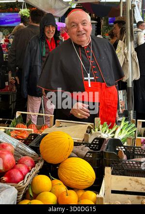 Rom, Italien. Oktober 2025. Der französische Kardinal Jean-Marc Aveline macht am 22. Oktober 2025 einen Spaziergang auf dem berühmten Markt Campo de' Fiori in Rom, Italien. Foto: Eric Vandeville/ ABACAPRESS.COM Credit: Abaca Press/Alamy Live News Stockfoto